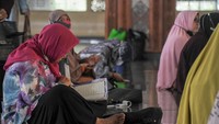 Seorang warga lansia membaca Al-Quran saat mengikuti Pesantren Ramadhan bagi lansia di Pusdai, Bandung, Jawa Barat.