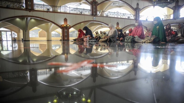 Ada Pesantren Ramadan untuk Lansia di Bandung Seorang warga lansia membaca Al Quran saat mengikuti Pesantren Ramadhan bagi lansia di Pusdai, Bandung, Jawa Barat, Kamis (7/4/2022). Pesantren kilat yang digelar oleh Majelis Taklim Pusdai Jawa Barat tersebut diikuti oleh puluhan lansia dengan program belajar mengaji serta kajian wawasan hukum islam yang berkaitan dengan kehidupan sehari-hari. ANTARA FOTO/Raisan Al Farisi/wsj.