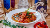 Sous Chef Utoyo Kusriyanto dari The Ritz-Carlton Jakarta menyajikan menu seperti Sate Padang, Nasi Biryani, Shawarma, Rawon, Martabak Telur dan masih banyak lagi. Foto: The Ritz-Carlton Jakarta/Detikfood