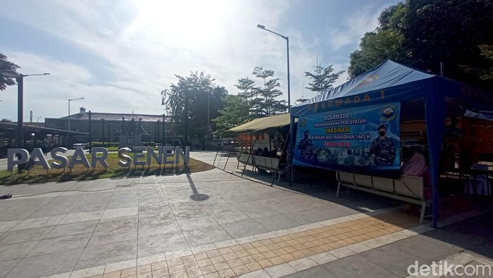 Ada Vaksinasi di Stasiun Pasar Senen, Ini Waktu Terbaik Biar Tak Antre Di depan Stasiun Pasar Senen sedikit lebih ramai karena adanya kegiatan vaksinasi dari PT KAI Daop 1 Jakarta yang bekerja sama dengan TNI, Polri dan Dinas Kesehatan.
