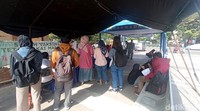 Layanan vaksin ini sebenarnya tak memberi batas kuota. Justru yang ada target minimal, yaitu 200 orang.   
