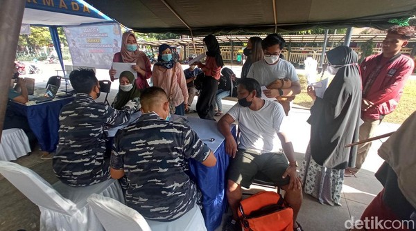Layanan vaksin di Stasiun Pasar Senen sendiri dilayani oleh TNI AL. Biasanya antrean vaksin cukup ramai di waktu pagi menjelang siang, mendekati waktu tarawih, dan malam hari.   