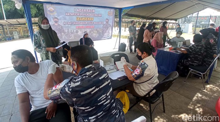 Ada Vaksinasi di Stasiun Pasar Senen, Ini Waktu Terbaik Biar Tak Antre Di depan Stasiun Pasar Senen sedikit lebih ramai karena adanya kegiatan vaksinasi dari PT KAI Daop 1 Jakarta yang bekerja sama dengan TNI, Polri dan Dinas Kesehatan.