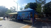 Di depan Stasiun Pasar Senen sedikit lebih ramai karena adanya kegiatan vaksinasi dari PT KAI Daop 1 Jakarta yang bekerja sama dengan TNI, Polri dan Dinas Kesehatan.   