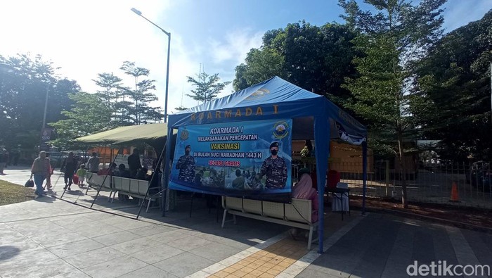 Di depan Stasiun Pasar Senen sedikit lebih ramai karena adanya kegiatan vaksinasi dari PT KAI Daop 1 Jakarta yang bekerja sama dengan TNI, Polri dan Dinas Kesehatan.