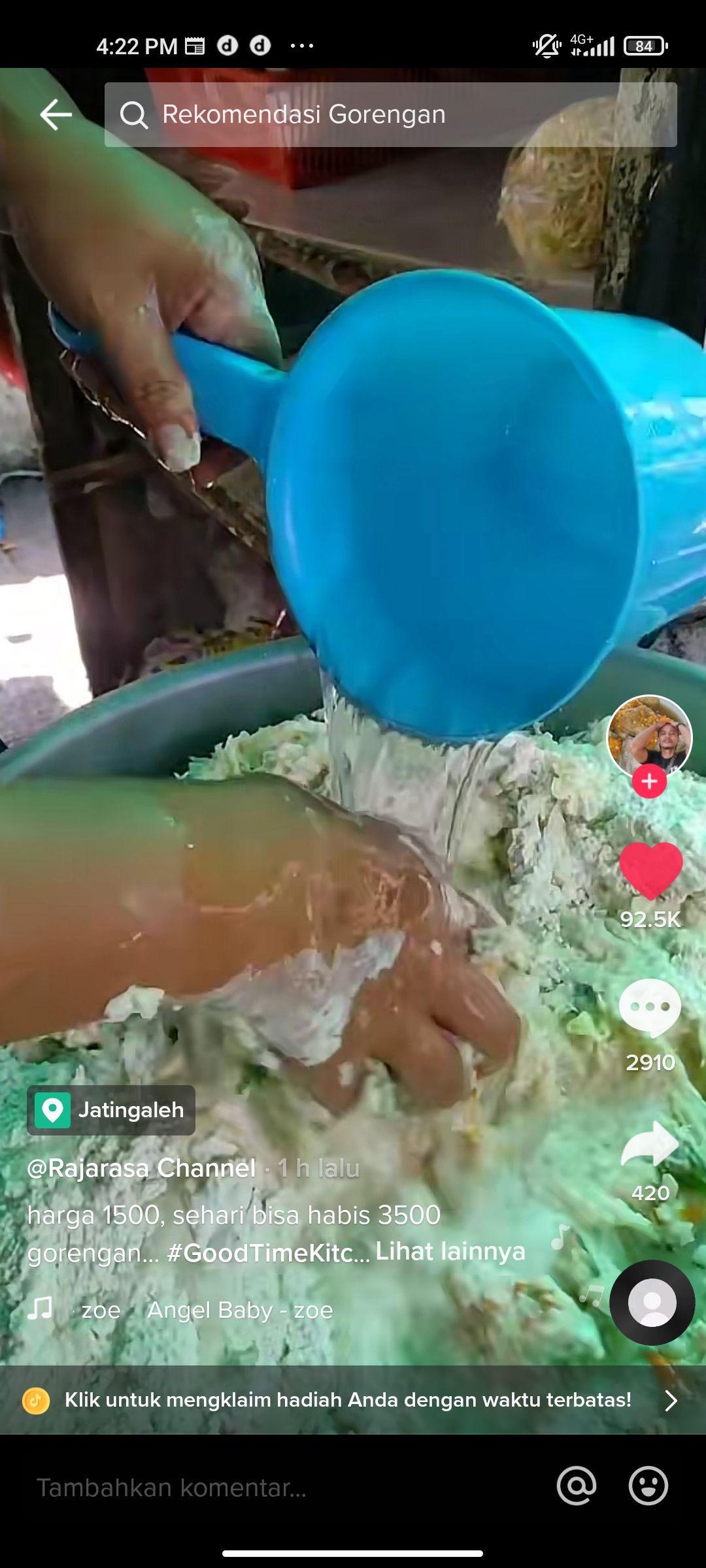 Aduk Adonan Bakwan Pakai Tangan