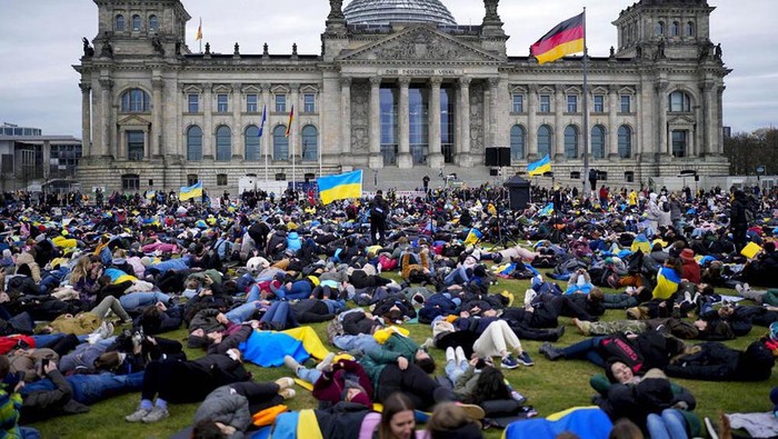 Aksi Teaterikal Gambarkan Pembantaian Warga Sipil Bucha Pembantaian warga sipil di Bucha, Ukraina, terus jadi sorotan. Sejumlah aksi teaterikal dilakukan, salah satunya di Berlin.