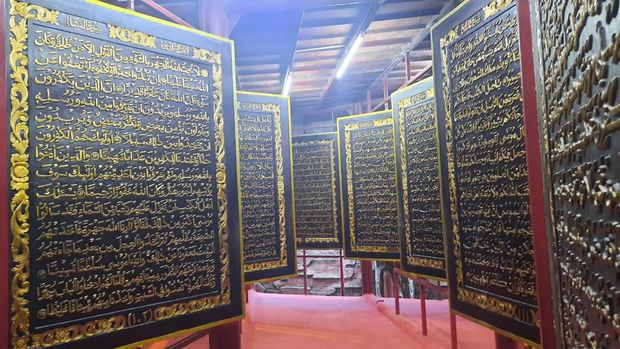 Wisata religi Al-Qur'an raksasa di Palembang.