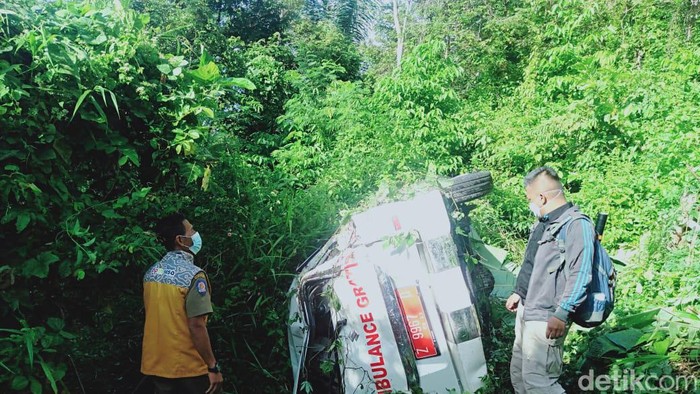 Ambulans milik desa di Garut terjun ke jurang setinggi 60 meter diduga karena tidak kuat menanjak.