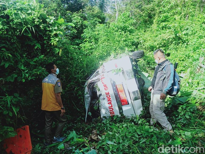 Ambulans milik desa di Garut terjun ke jurang setinggi 60 meter diduga karena tidak kuat menanjak.