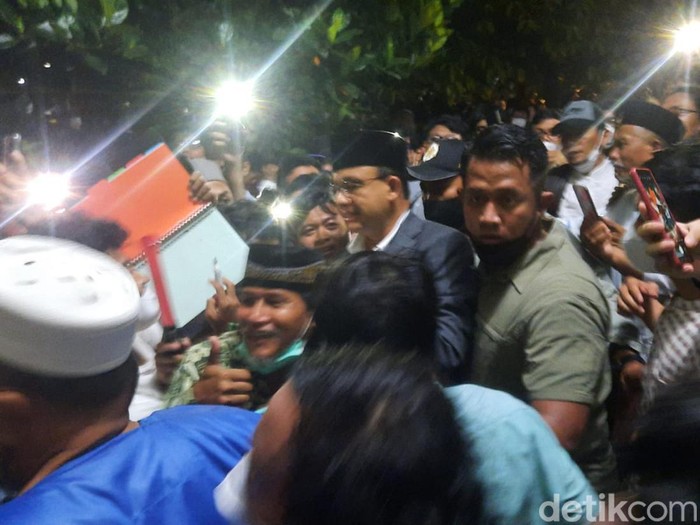 Anies Baswedan mengisi ceramah salat tarawih di Masjid Kampus UGM, Kamis (7/4/2022).