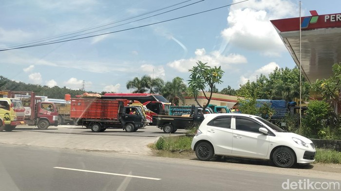 Antrean di SPBU Bojonegoro