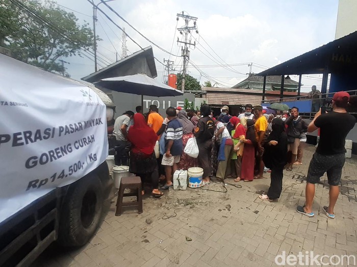 Antrean operasi pasar minyak goreng di  Pasar Bulu Semarang, Kamis (7/4/2022).