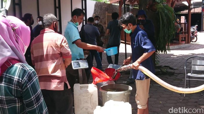Antrean pasokan migor curah