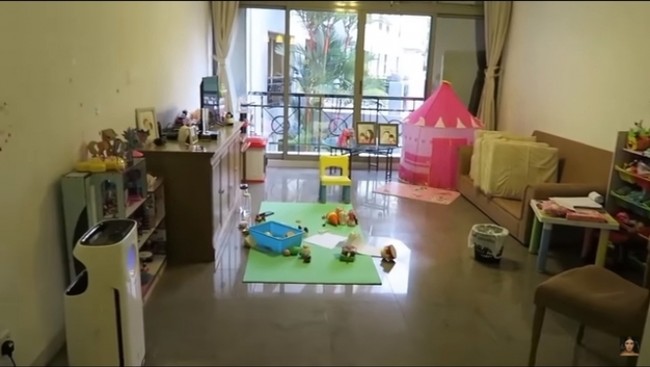 Karena penyakit yang diderita sang anak dan mengharuskannya dirawat intensif di rumah sakit Singapura, Denada akhirnya memutuskan untuk pindah ke apartemen sederhana dekat rumah sakit tersebut. Walaupun sederhana namun apartemennya itu terlihat tidak sempit dan cukup nyaman. Foto: YouTube