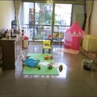 Karena penyakit yang diderita sang anak dan mengharuskannya dirawat intensif di rumah sakit Singapura, Denada akhirnya memutuskan untuk pindah ke apartemen sederhana dekat rumah sakit tersebut. Walaupun sederhana namun apartemennya itu terlihat tidak sempit dan cukup nyaman. Foto: YouTube