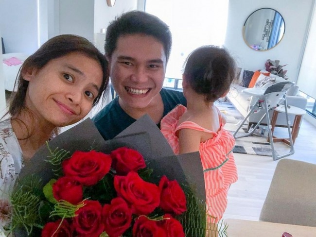 Setelah menikah dengan Vicky Kharisma pada 11 Desember 2016, Acha Septriasa pindah dan tinggal di Australia. Acha bersama sang suami dan anaknya itu tinggal di sebuah apartemen. Dalam foto terlihat apartemennya didominasi oleh warna putih. Foto: YouTube