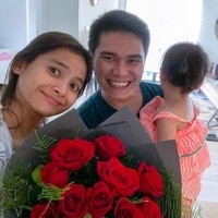 Setelah menikah dengan Vicky Kharisma pada 11 Desember 2016, Acha Septriasa pindah dan tinggal di Australia. Acha bersama sang suami dan anaknya itu tinggal di sebuah apartemen. Dalam foto terlihat apartemennya didominasi oleh warna putih. Foto: YouTube