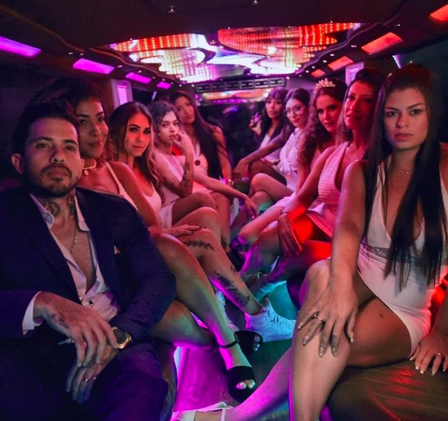 Arthur O Urso, seorang model pria asal Brazil ini jadi kontroversi setelah membahas tentang pernikahannya. Dia berpoligami dengan sembilan istriFoto: dok. Instagram