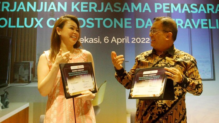 Direktur Utama Pollux Chadstone, Yanto Zefania (kanan) bersama Vice President of Business Development Travelio, Felicia Gautama (kiri), melakukan penandatanganan Perjanjian Kerjasama Jasa Pemasaran Penyewaan Apartemen di Louis Kienne Hotel Chadstone, Cikarang, Bekasi, Rabu, (6/4/2022).