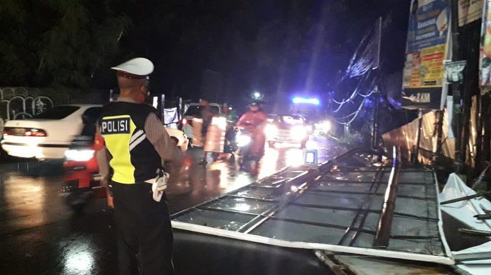 Hujan deras disertai angin kencang melanda Kota Depok sore tadi. Akibatnya, baliho roboh hingga atap rumah warga mengalami kerusakan.