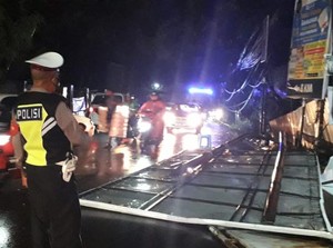 Baliho Roboh-Atap Rumah Warga Rusak Imbas Hujan Deras di Depok