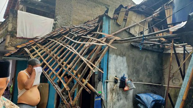Hujan deras disertai angin kencang melanda Kota Depok sore tadi. Akibatnya, baliho roboh hingga atap rumah warga mengalami kerusakan.