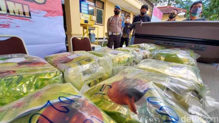 Barang bukti sabu 24 kilogram senilai Rp 29 miliar di Sukabumi.