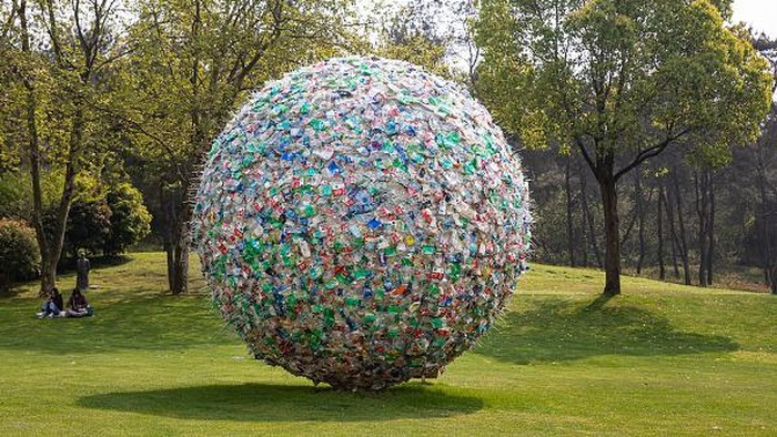 Sampah plastik menjadi persoalan di berbagai negara dunia. Instalasi seni di Wuhan ini pun seakan menggambarkan kondisi bumi yang dipenuhi sampah plastik.