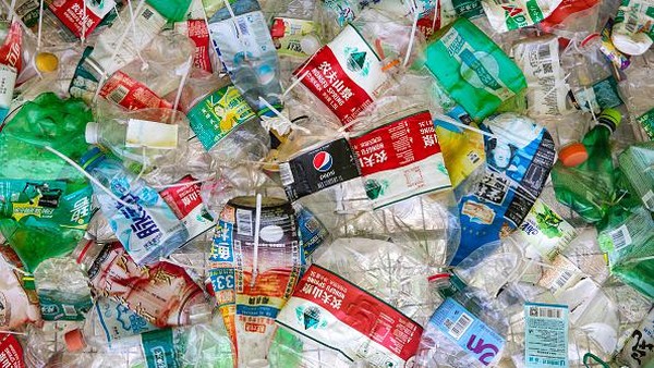 Dibuat dari sejumlah sampah plastik, instalasi seni tersebut menggambarkan kondisi bumi yang tengah menghadapi persoalan terkait penanggulangan sampah plastik.