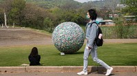 Seniman membuat instalasi seni itu dengan mengikat botol-botol plastik hingga berbentuk seperti bumi untuk membentuk citra bakteri plastik yang mewakili potensi bahaya ekologis dan polusi visual yang disebabkan oleh sulitnya mengurai sampah plastik.
