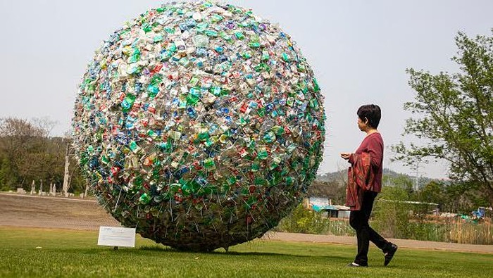 Begini Jadinya Saat 'Bumi' Dipenuhi Sampah Plastik Sampah plastik menjadi persoalan di berbagai negara dunia. Instalasi seni di Wuhan ini pun seakan menggambarkan kondisi bumi yang dipenuhi sampah plastik.