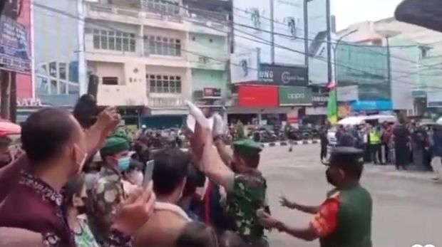 Tangkapan layar video viral TNI amankan seorang pria di Jambi.