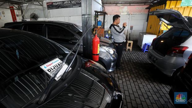 Calon pembeli melihat mobil bekas yang di jual di Showroom Ngawi Jaya Motor, Pamulang, Tangerang Selatan, Kamis (7/4/2022). (CNBC Indonesia/Andrean Kristianto)
