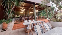 Coba perhatikan bangku-bangku pun memiliki motif khas Rote di sandarannya.