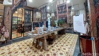 Memasuki restoran traveler juga disambut dengan ornamen-ornamen khas Rote. Terdapat kain-kain tenun yang digantung dan ditata sedemikian rupa. Di bagian depan ragam hasil kreasi dari tenun khas Rote, seperti tas, baju, hingga tas rotan menghiasi cafe.