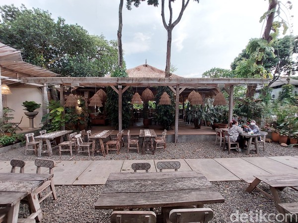 Di cafe terdapat musala yang bisa kamu gunakan untuk salat. Juga ada wifi, cafe dan lahan parkir yang cukup pluas untuk motor dan mobil. Pilihan bangku juga beragam, bisa datang berdua, berempat, sekeluarga juga. Di cafe terdapat musala yang bisa kamu gunakan untuk salat. Juga ada wifi, cafe dan lahan parkir yang cukup pluas untuk motor dan mobil. Pilihan bangku juga beragam, bisa datang berdua, berempat, sekeluarga juga.