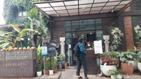 Namanya Casa de Rote. Beralamat di Pondok Kacang Timur, Pondok Aren, Tangsel. Tempatnya mudah kok ditemukan karena persis berada di pinggir jalan raya.