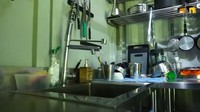 Pada wastafelnya ada dua keran. Yang satu kran shower dan yang satu lagi keran yang bisa digerakkan untuk membersihkan alat-alat dapur. Foto: YouTube/Instagram
