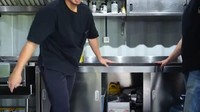 Ini adalah rak untuk menyimpan alat masak yang berukuran besar sehingga ketika ingin dipakai mudah untuk diambil. Foto: YouTube/Instagram