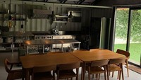 Begini penampilan dapur Chef Renatta yang kebanyakan berbahan stainless steel dan marmer. Menurutnya bahan itu dipilih karena supaya kuat dan tahan lama. Foto: YouTube/Instagram