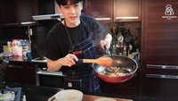 Yunhyeong iKON memiliki channel YouTube pribadi bernama Song Chelin. Ia kerap menampilkan tutorial memasak di dapur miliknya yang tampak hangat. Dapur rumahnya dipenuhi peralatan dapur dan bahan makanan, tak heran karena member iKON ini gemar memasak. Foto: Instagram/YouTube