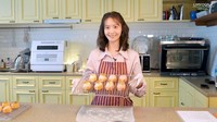 Yoona SNSD diketahui gemar membuat kue. Ia pernah mengungkapkan tampilan dapurnya yang cantik dan rapi. Kabinet dapur bagian atas dan bawah berdesain klasik dengan warna kuning pastel. Foto: Instagram/YouTube