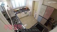 Aktor tampan Ahn Bo Hyun juga pernah mengungkapkan tampilan dapur rumahnya. Lewat tayangan program acara Home Alone, rumah Ahn Bo Hyun memiliki tampilan yang rapi. Bagian dapurnya tak begitu besar namun nyaman. Meja dapurnya terbuat dari marmer berwarna hitam dan kulkasnya tampak unik karena warna-warni. Foto: Instagram/YouTube