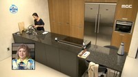 Hwasa MAMAMOO Juga turut tampil dalam program Home Alone. Di sana, Hwasa memperlihatkan rumah barunya yang minimalis dan mewah. Begitu juga dengan bagian dapurnya yang didominasi perabotan kayu dan meja dapur marmer berwarna hitam. Foto: Instagram/YouTube