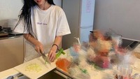 Momo TWICE pernah memamerkan tampilan dapur rumahnya dalam sebuah unggahan di media sosial. Saat itu Momo tampak sedang mengiris daun bawang untuk menyiapkan makanan. Dapurnya terlihat minimalis dengan dominan warna putih dan abu-abu. Foto: Instagram/YouTube
