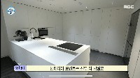 Pernah tampil dalam program Home Alone, dapur milik Kai EXO juga pernah terekspos. Rumahnya sangat mewah dengan bagian dapur yang super minimalis dan tampak rapi. Kabinet dapurnya dibuat menyatu dengan dinding, sehingga tak banyak peralatan yang terlihat. Di meja dapurnya juga ada mesin kopi canggih. Foto: Instagram/YouTube