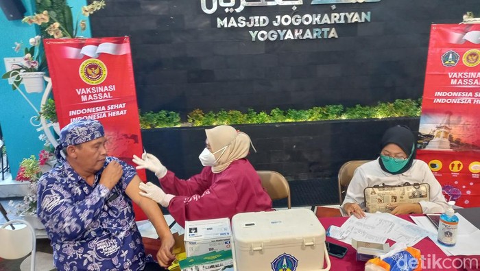Dewan Masjid Indonesia (DMI) bekerja sama BINDa gelar vaksin booster selama Ramadan di masjid-masjid di Daerah Istimewa Yogyakarta (DIY), Kamis (7/4/2022).