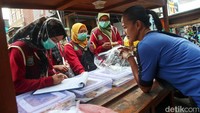 Petugas Dinkes mengambil sebanyak belasan sampel jajanan untuk dites.