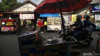 Petugas Dinkes berkeliling untuk melakukan pengecekan takjil.